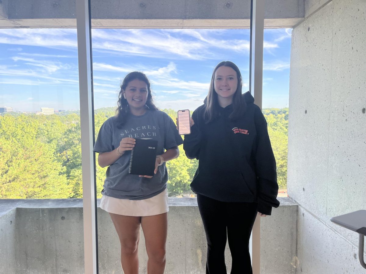 Juniors Maddie Fluke and Sadie Barber have differing opinions on which kind of planner they prefer, with each having respective pros and cons.