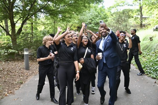 Zoo-perstars! NAHS’s Bel Canto Poses with Mayor Andre Dickens at Cultural Experience Program Kickoff